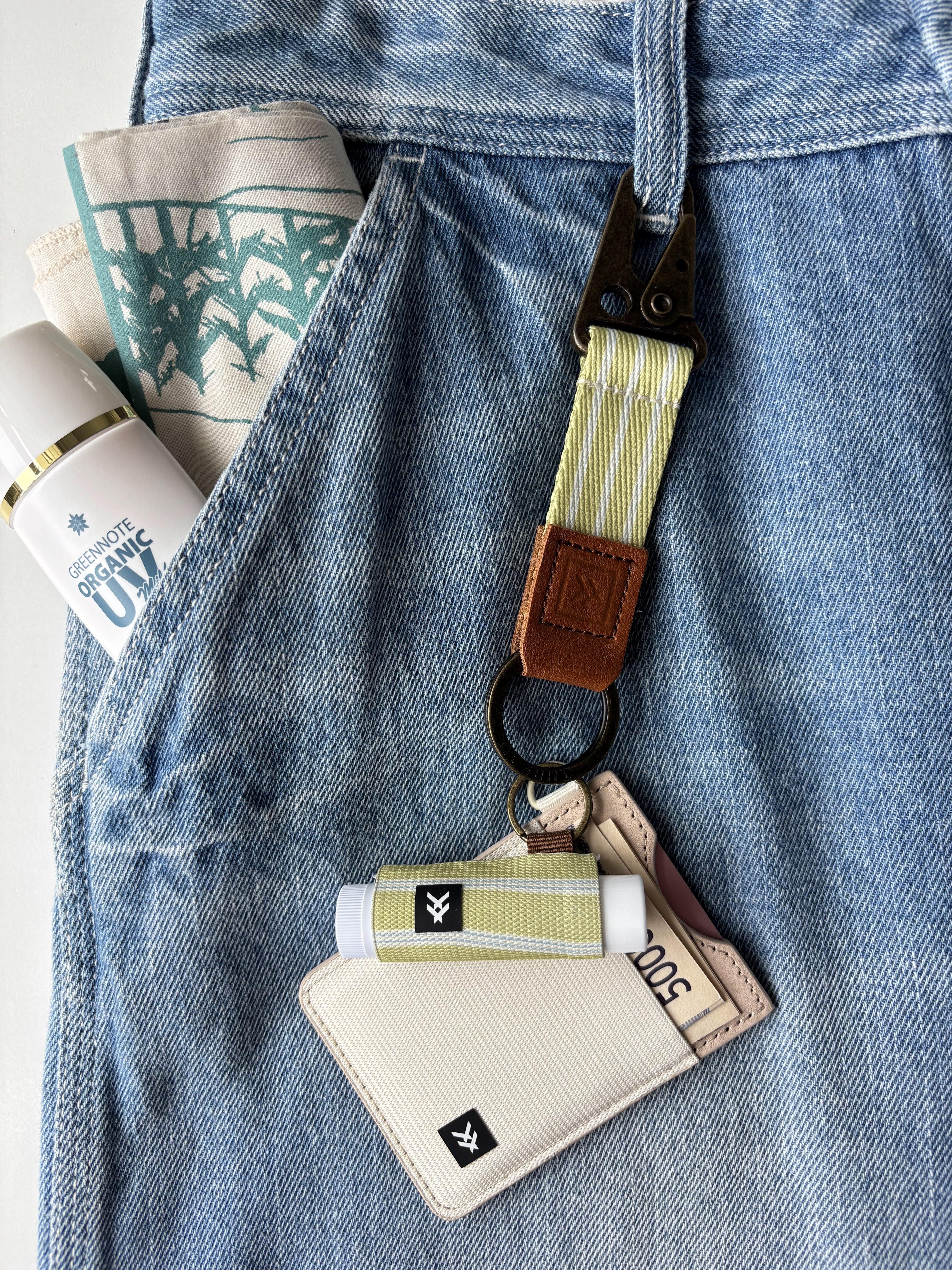 Off White | Vertical Wallet | RFID-Protected Leather | Thread